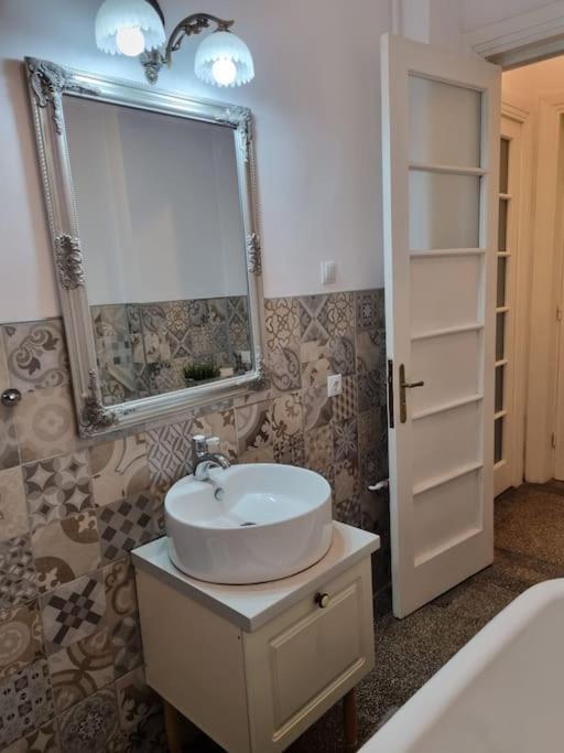 Cozy Apartment Near City Center บูคาเรสต์ ภายนอก รูปภาพ