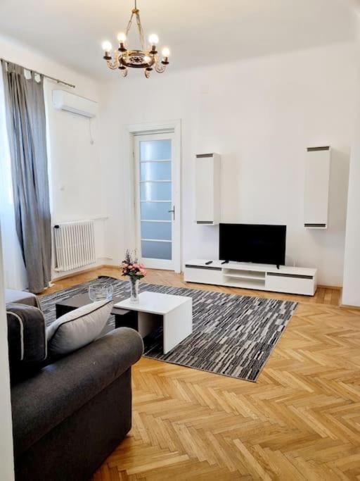 Cozy Apartment Near City Center บูคาเรสต์ ภายนอก รูปภาพ