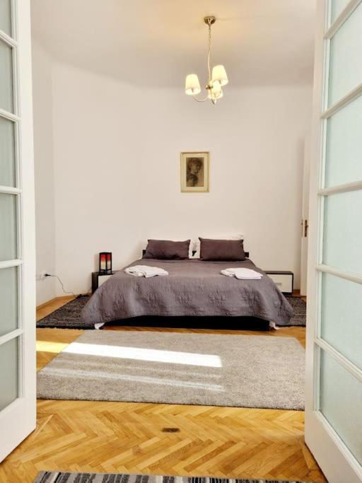 Cozy Apartment Near City Center บูคาเรสต์ ภายนอก รูปภาพ