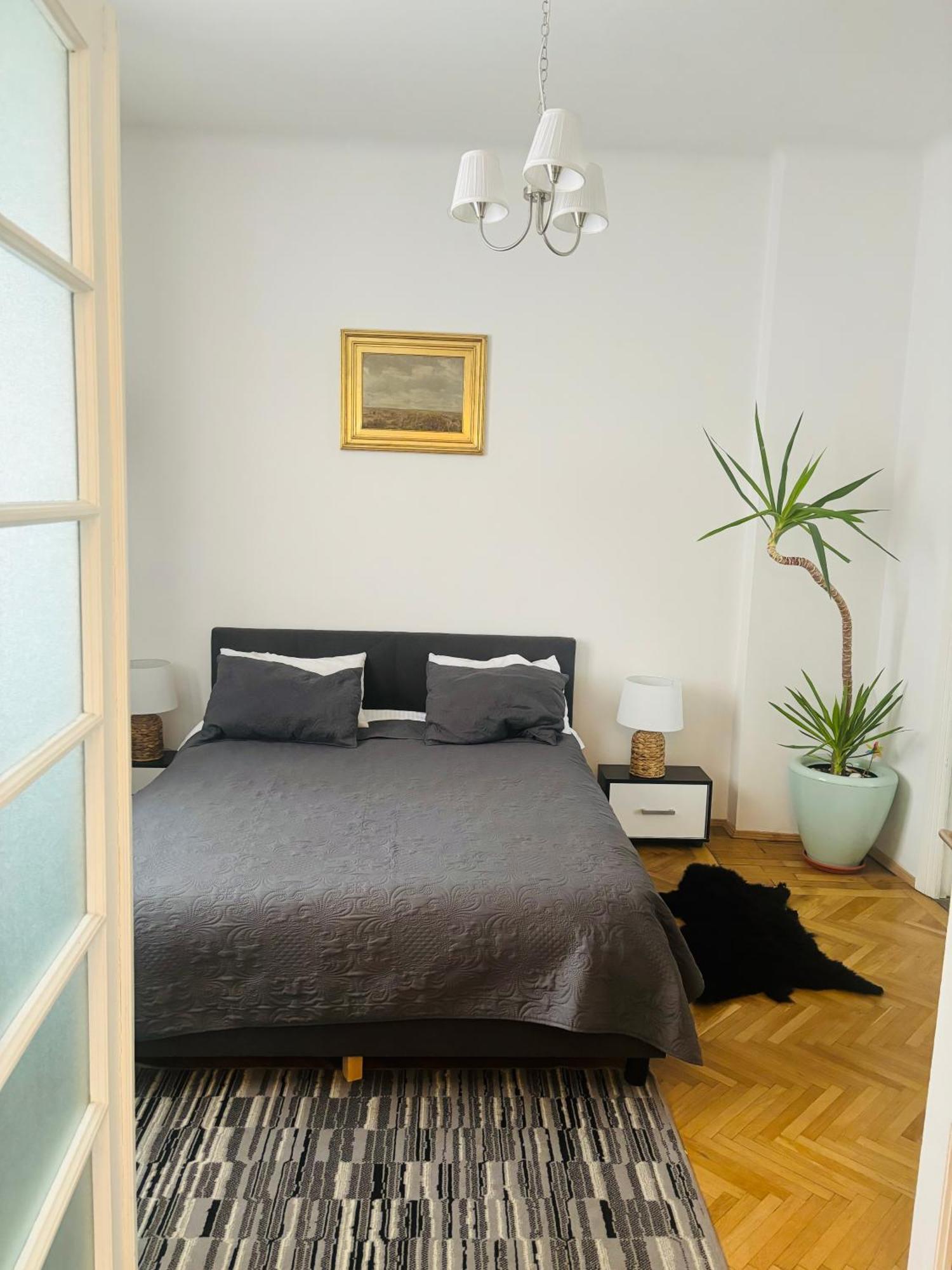 Cozy Apartment Near City Center บูคาเรสต์ ภายนอก รูปภาพ