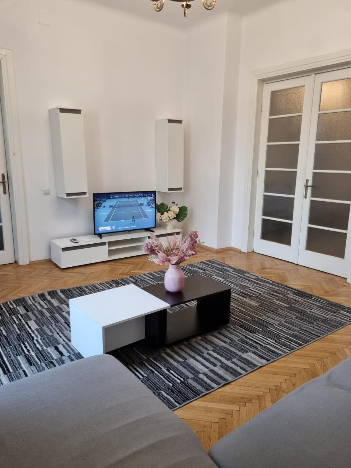 Cozy Apartment Near City Center บูคาเรสต์ ภายนอก รูปภาพ