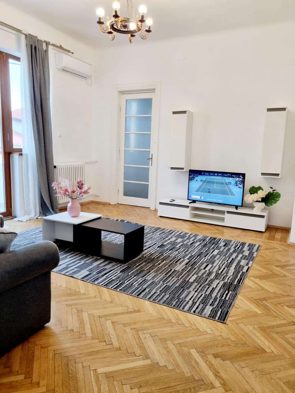 Cozy Apartment Near City Center บูคาเรสต์ ภายนอก รูปภาพ